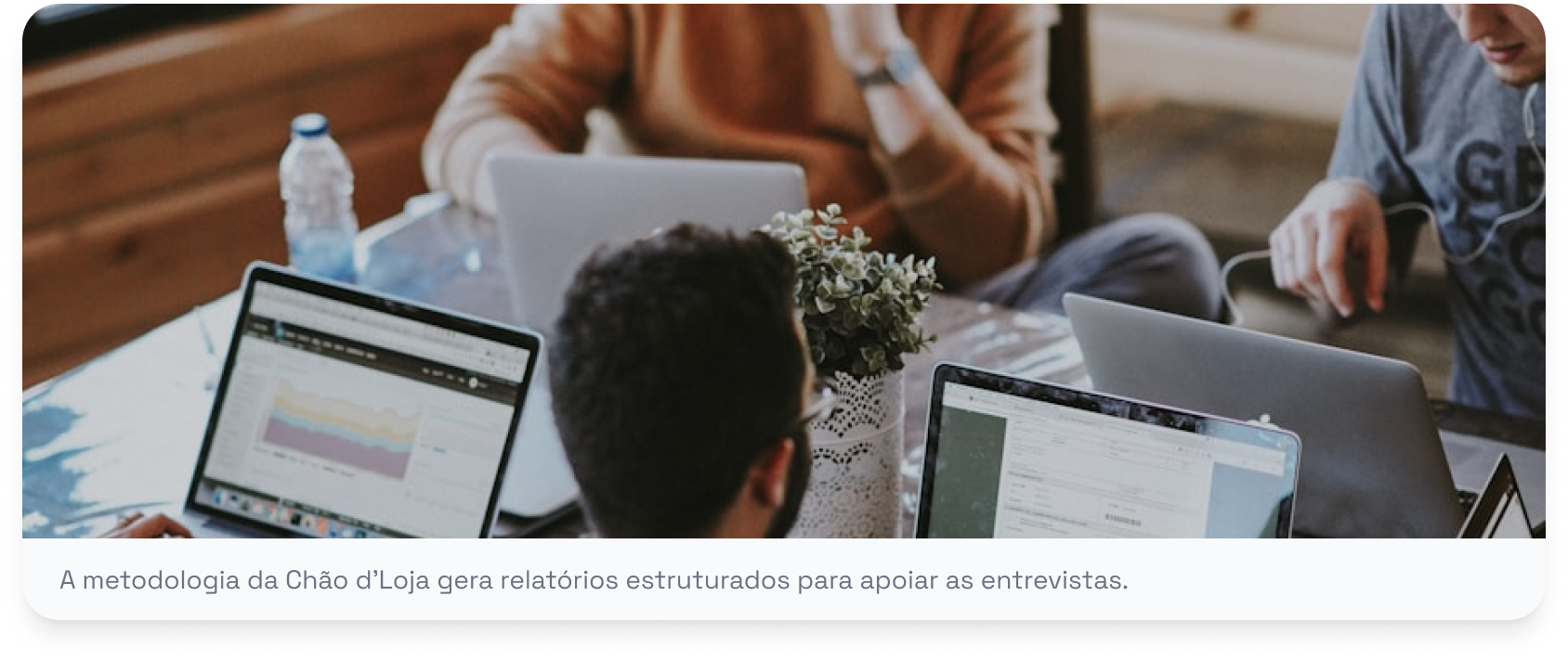Equipe reunida em volta de uma mesa analisando relatórios em notebooks. A metodologia da Chão d’Loja gera relatórios estruturados para apoiar as entrevistas.